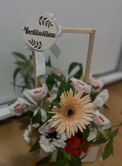 Декоративна гајба со свежо цвеќе